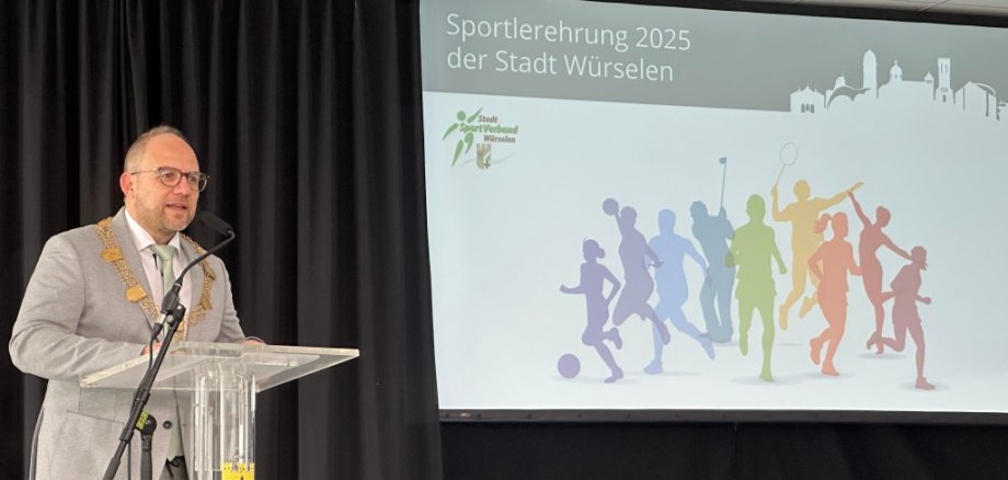 Bürgermeister Roger Nießen bei seiner Eröffnungsrede.