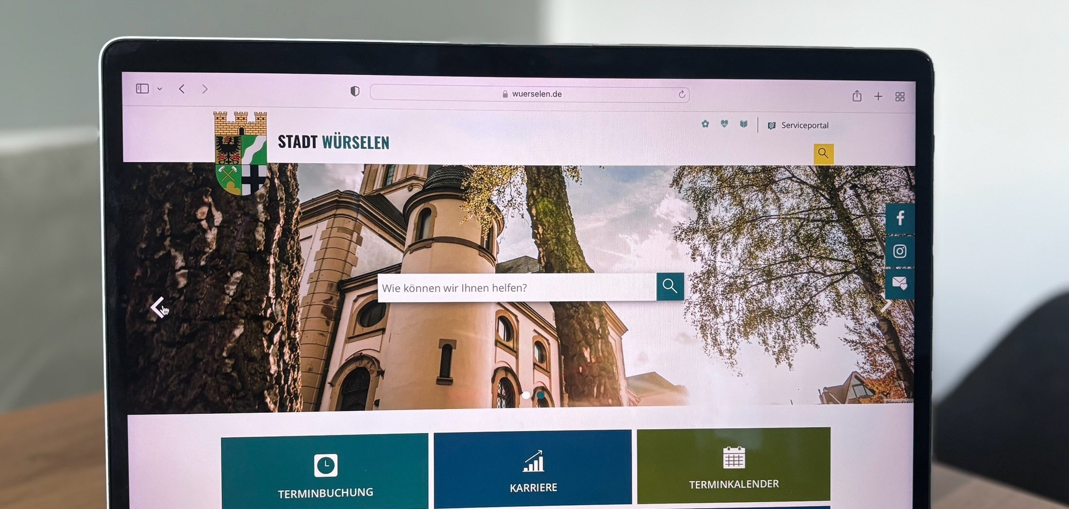 Ein Laptop mit der neuen Stadt Würselen Webiste.