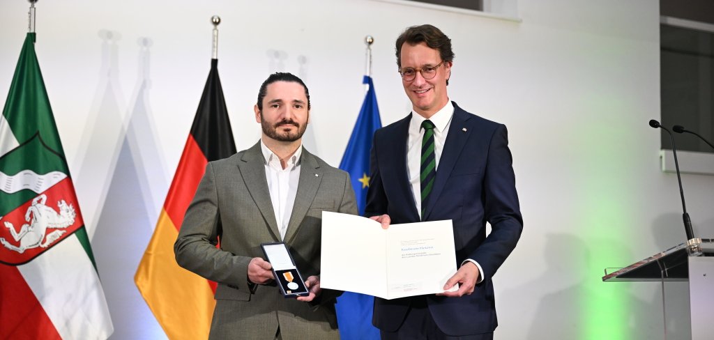 Zwei Männer geben sich die Hand