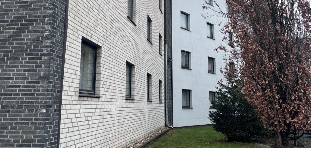 Ein Haus mit vielen Fenstern und daneben ein Baum