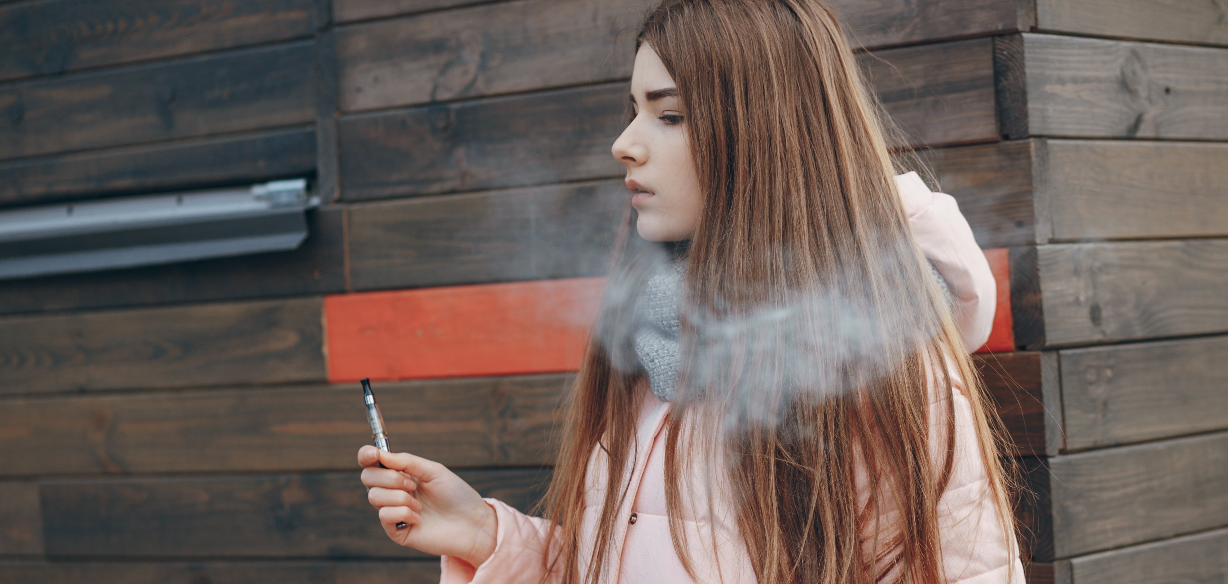 Junge Frau rauchend
