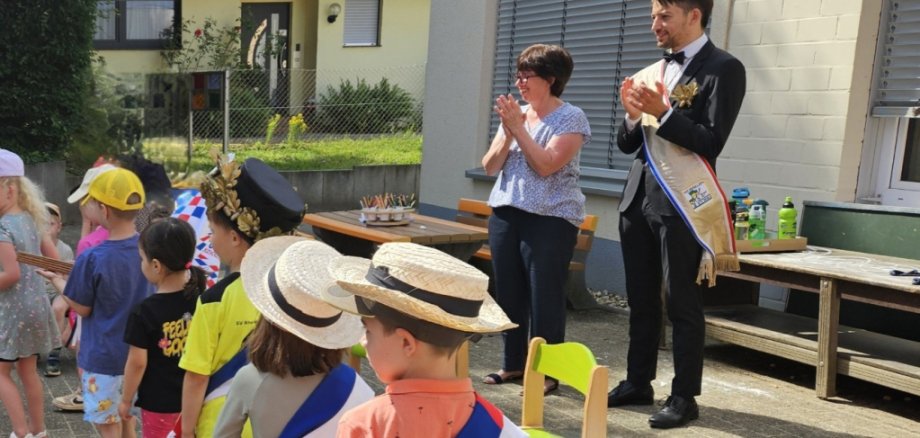 Kindergartenkinder auf dem Außengelände der Kita.