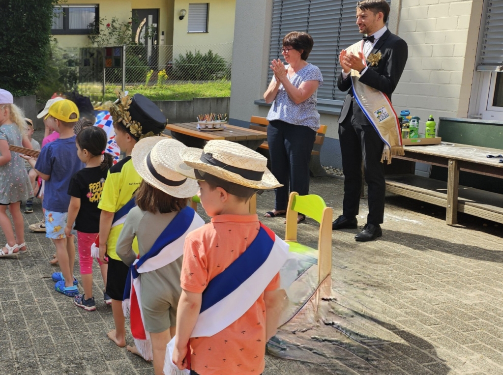 Kindergartenkinder auf dem Außengelände der Kita.