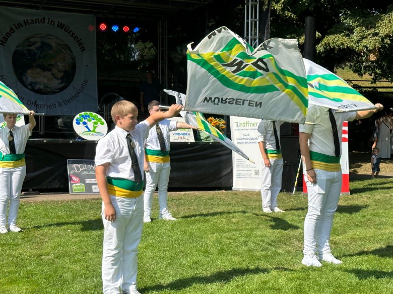 Fahnenschwenker im Stadtgarten.
