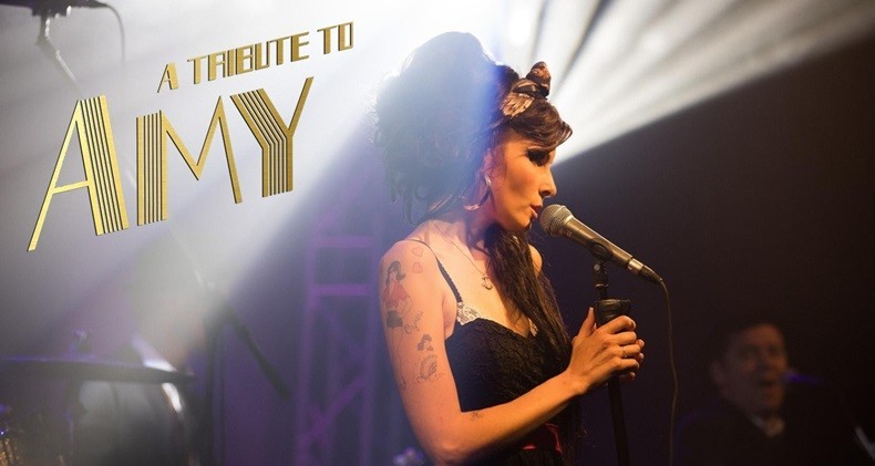 Amy Winehouse  bei einem Konzert