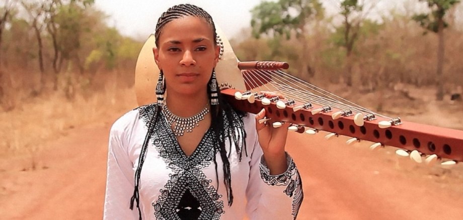 SONA JOBARTEH – Die Stimme Gambias