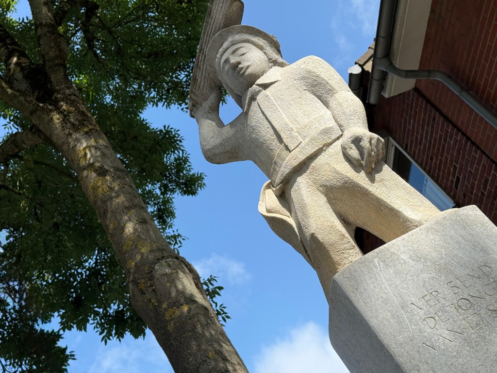 und Figur des Pritschenjungen