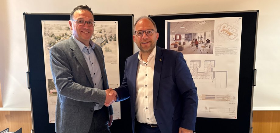 Carsten Hense, Geschäftsführer Goldbeck Public Partner und Bürgermeister Roger Nießen (v.l.)