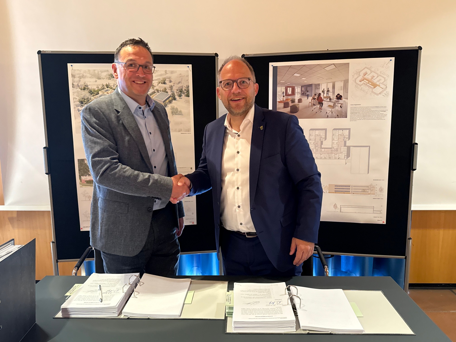 Carsten Hense, Geschäftsführer Goldbeck Public Partner und Bürgermeister Roger Nießen (v.l.)