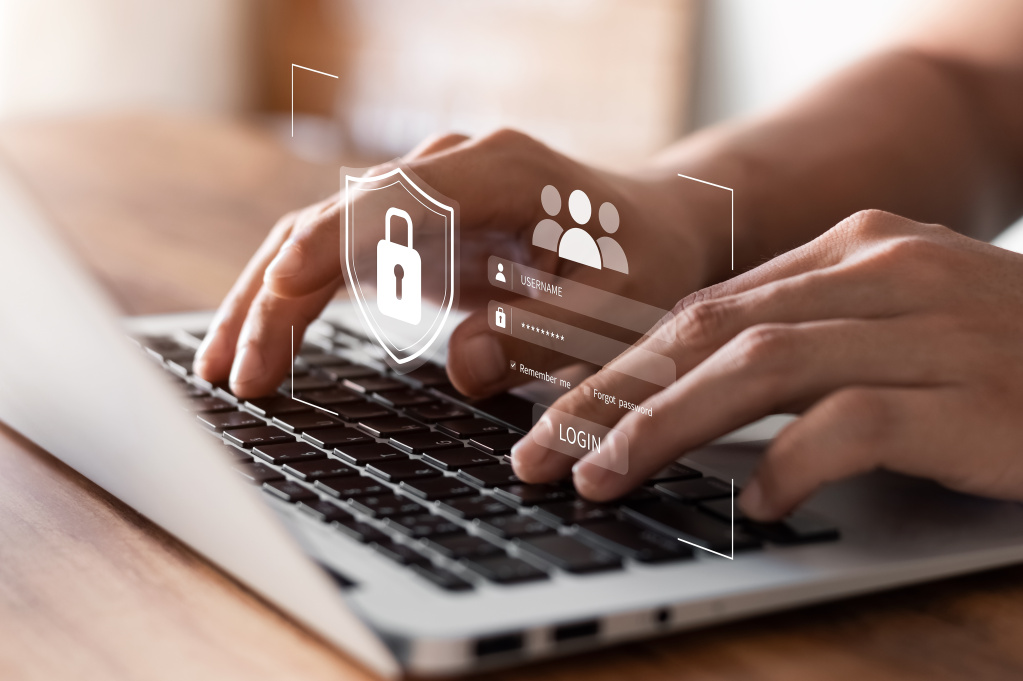Cybersecurity and privacy concepts to protect data. Lock icon an Zwei Hände tippen auf einem Laptop