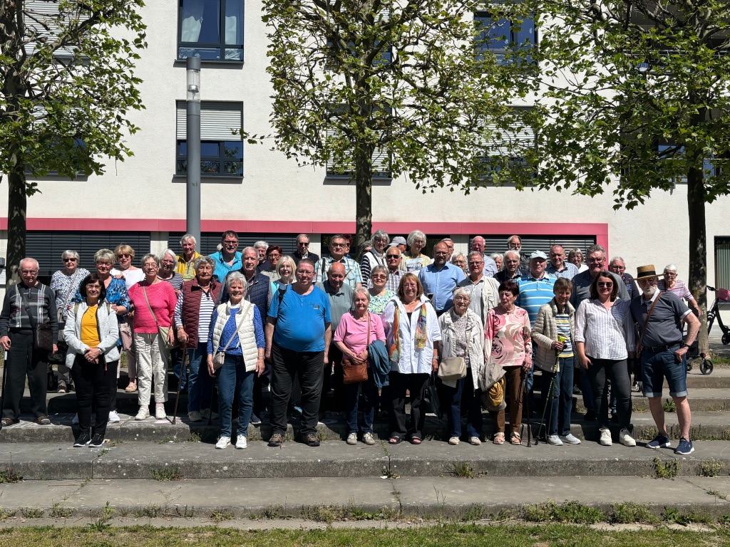 Alle Teilnehmerinnen und Teilnehmer der Stadtrundführung vor dem Cape Diem.