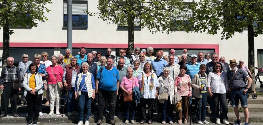 Alle Teilnehmerinnen und Teilnehmer der Stadtrundführung vor dem Cape Diem.