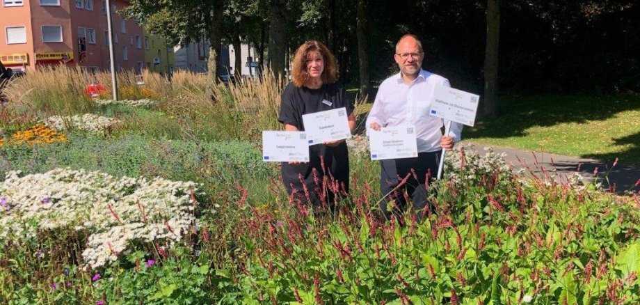 Bürgermeister Roger Nießen und Umweltplanerin Bettina Püll im Staudenbeet.