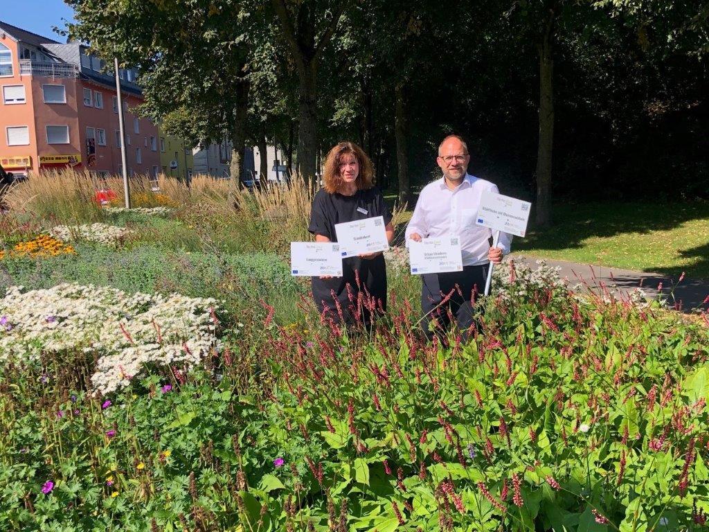 Bürgermeister Roger Nießen und Umweltplanerin Bettina Püll im Staudenbeet.