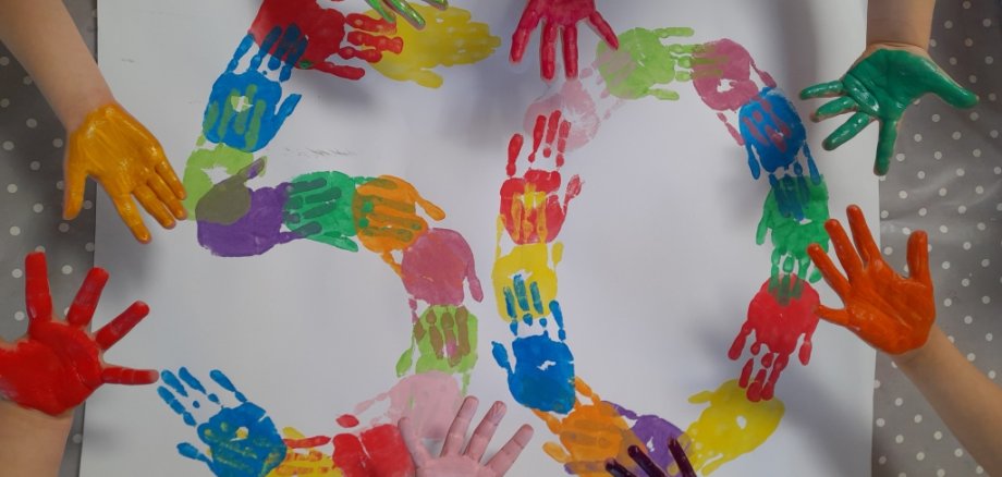 Die Zahl 50 mit Handabdrücken von Kindern.