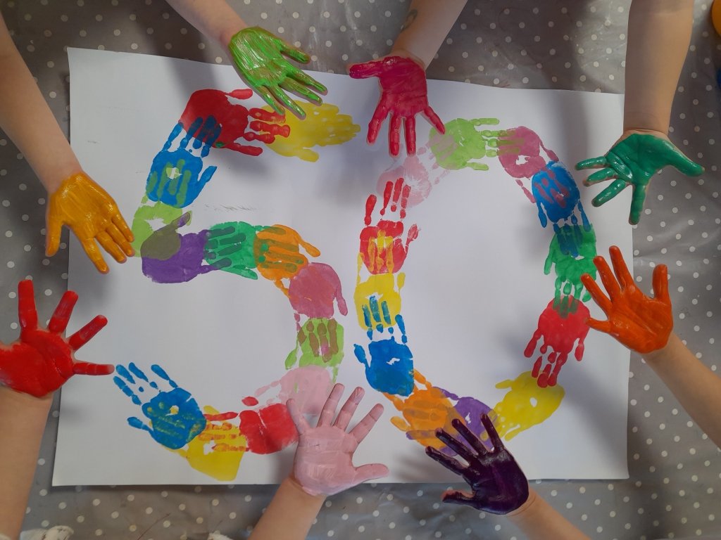 Die Zahl 50 mit Handabdrücken von Kindern.