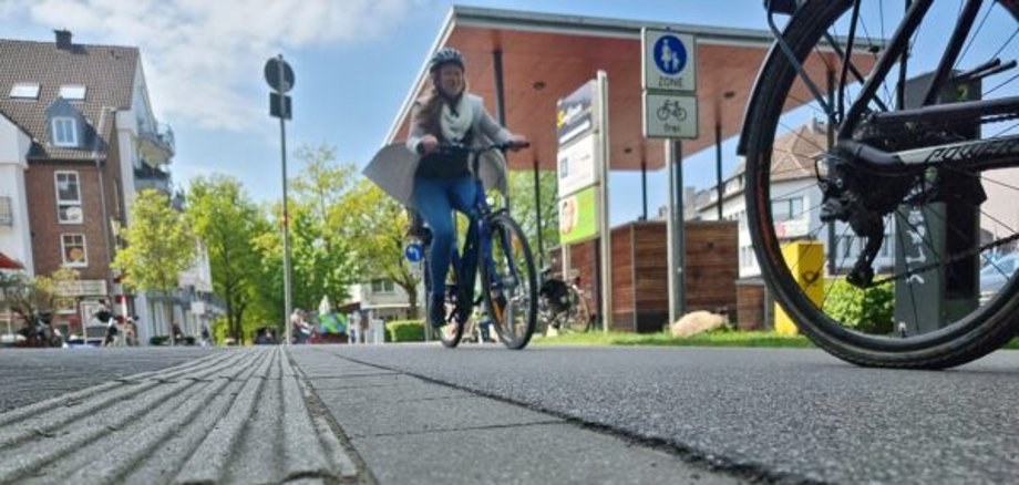 Fahradfahrerin in Würselen.