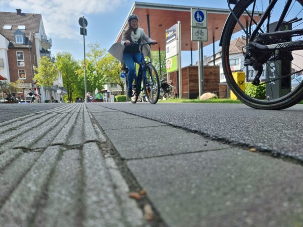 Fahradfahrerin in Würselen.