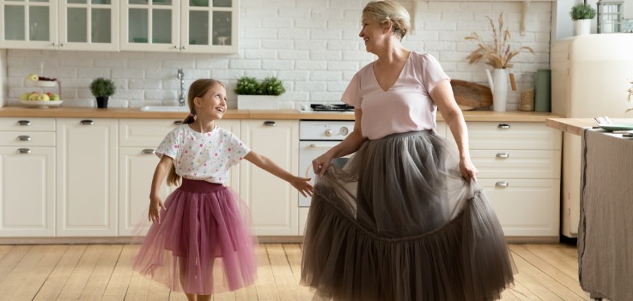 tanzende Frau mit Kind