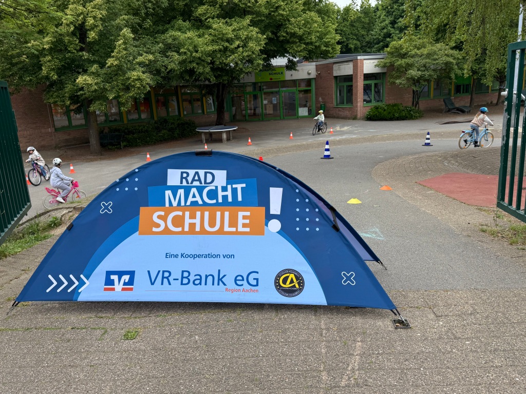 Schulhof mit Aufsteller