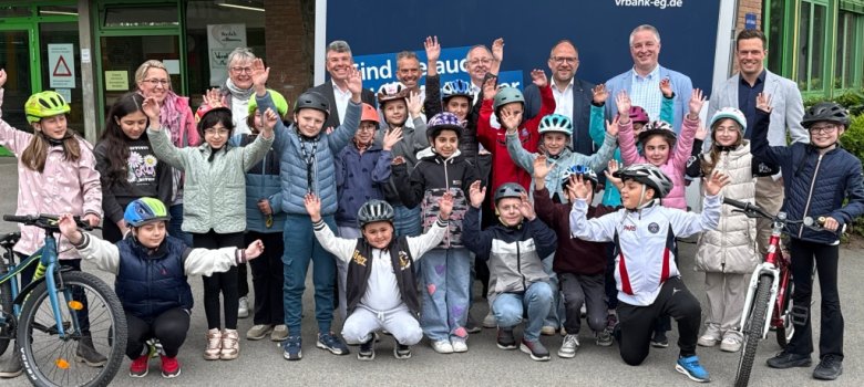 Schülerinnen und Schüler sowie Organisatoren auf dem Schulhof.