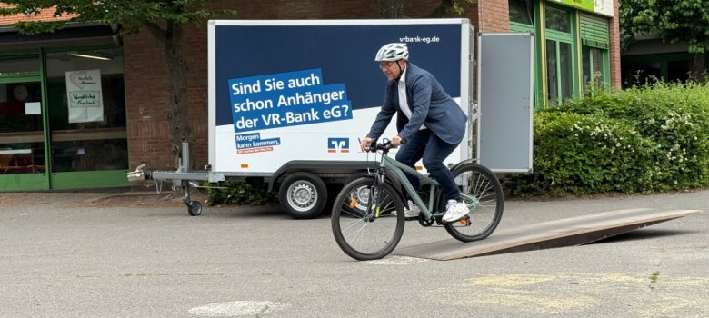Wie jedes Jahr nahm Nießen dann auch das Angebot, den Parcours selbst zu testen, gern an. Auch Nießen machte der Slalom sichtlich Spaß.