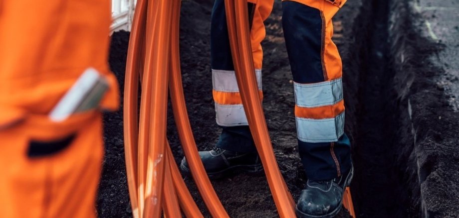 Mehrere Stränge Glasfaserkabel in einer Baugrube