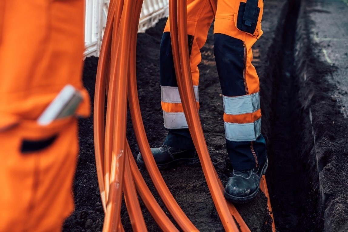 Mehrere Stränge Glasfaserkabel in einer Baugrube