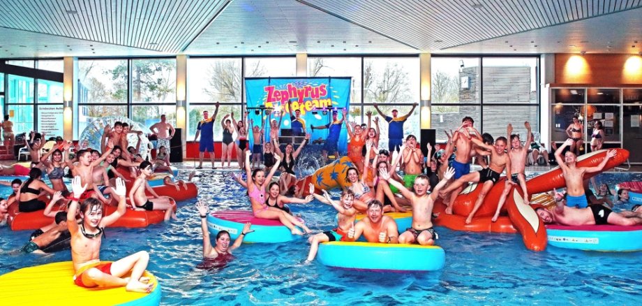 Wassergeräte und spielende Kinder