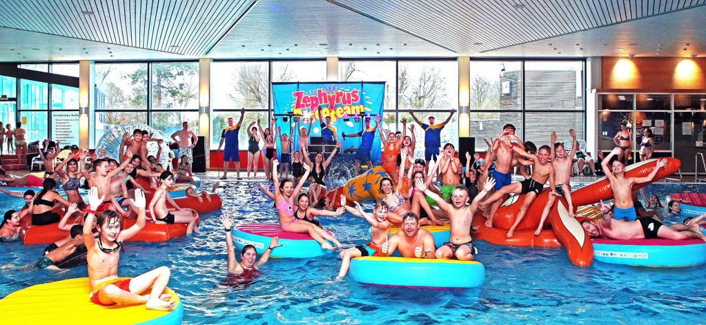 Wassergeräte und spielende Kinder