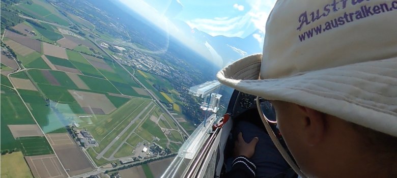 Blick aus Cockpit Merzbrück Ein Mann schaut aus einem Flugzeug auf die Felder am Boden