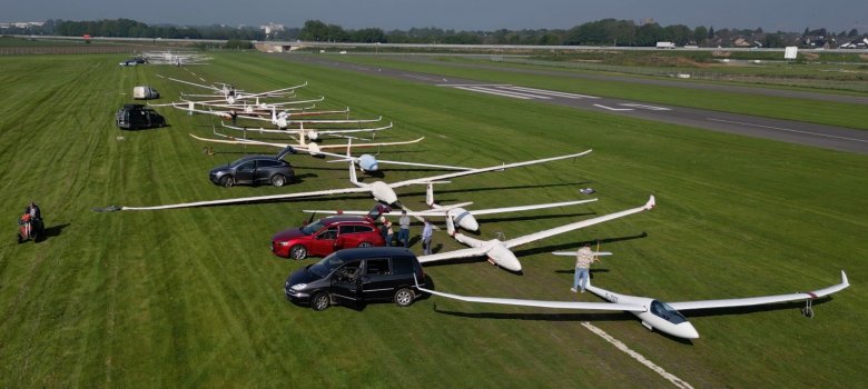 Startaufstellung Merzbrück VIele Segelflugzeuge in einer Reihe auf der WIese