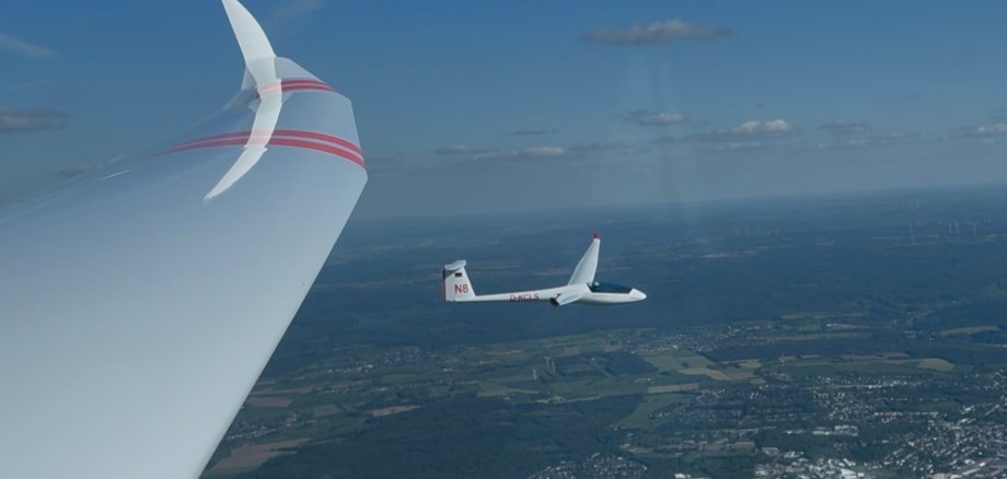 Segelflugzeuge in der Luft über einer Stadt