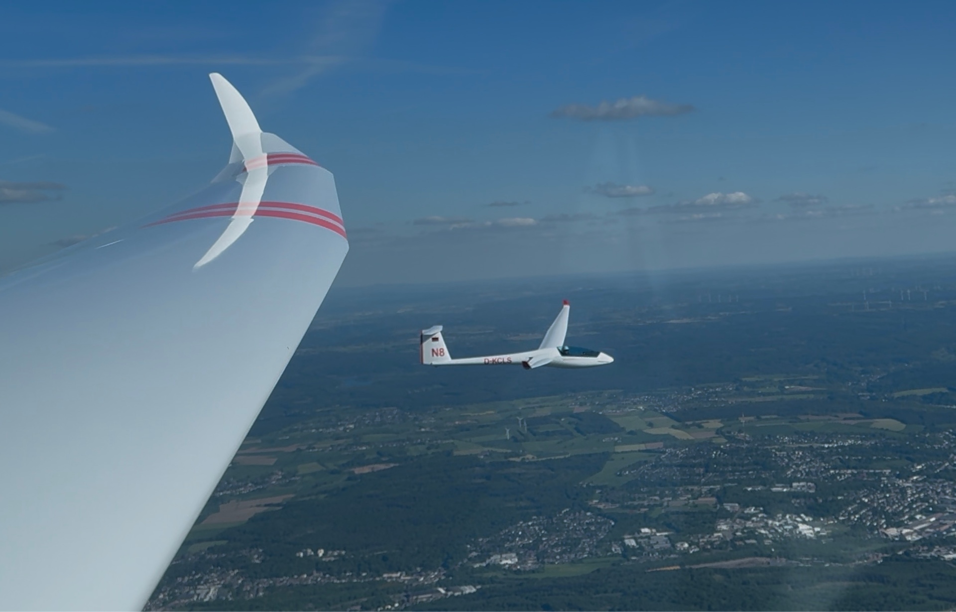 Segelflugzeuge in der Luft über einer Stadt