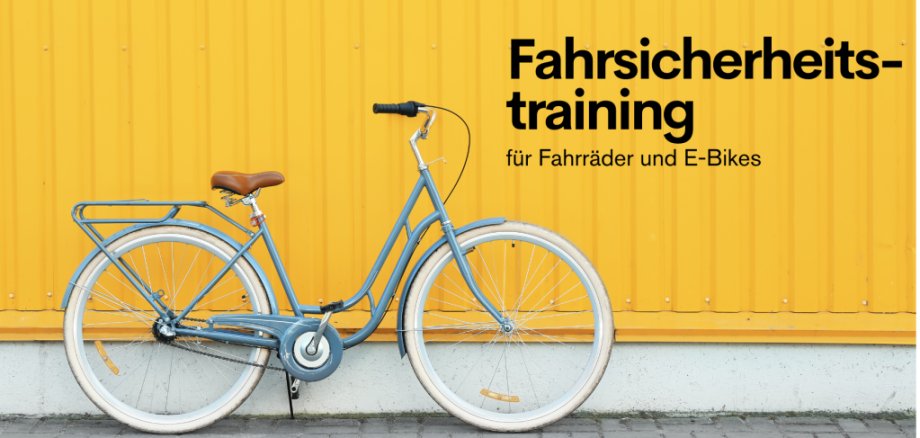 Blaues Fahrrad vor gelber Wand.