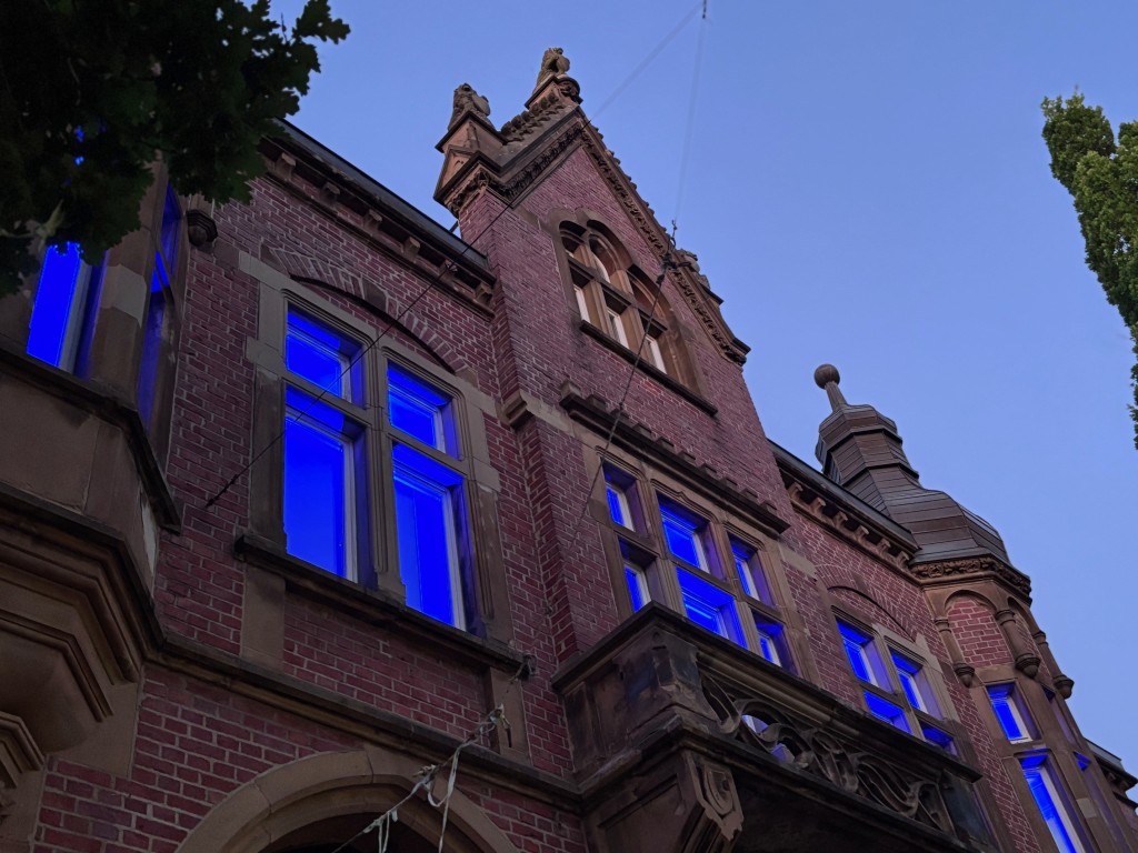 #LightUpTheNight4ME 2025 Altes Rathaus Würselen Einige Fenster des Alten Rathauses erstrahelen in blauem Licht.