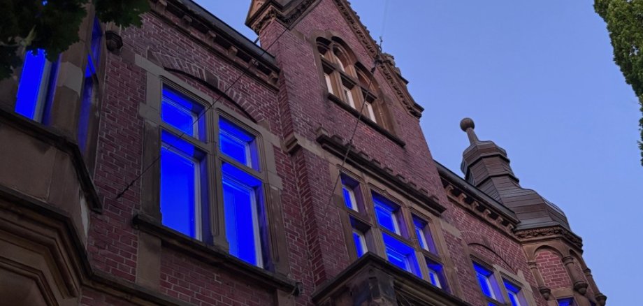 Einige Fenster des Alten Rathauses erstrahelen in blauem Licht.