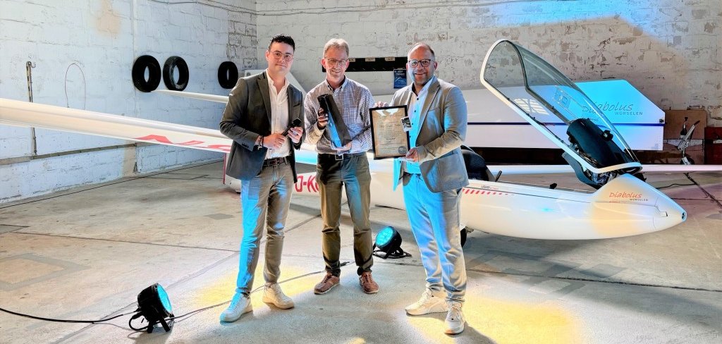 Drei Männer stehen vor einem Flugzeug