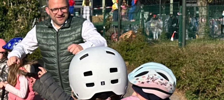 Bürgermeister Roger Nießen mit Kindern der Schule.