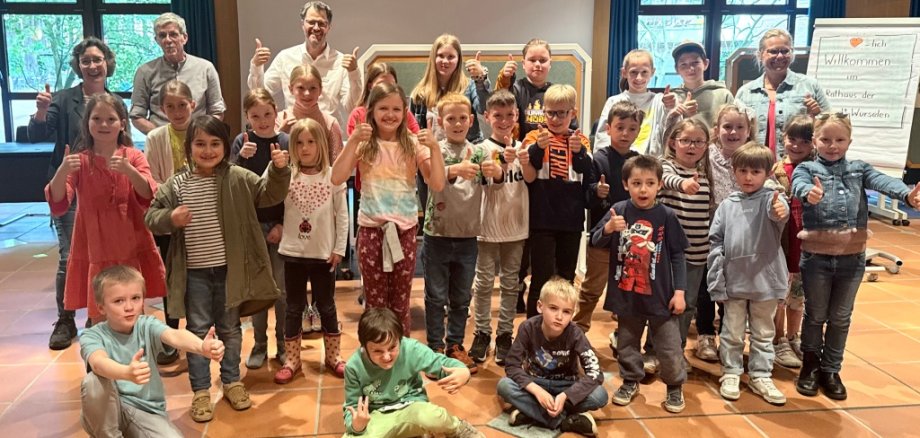Kinder und Mitarbeiter:innen der Stadt Würselen.