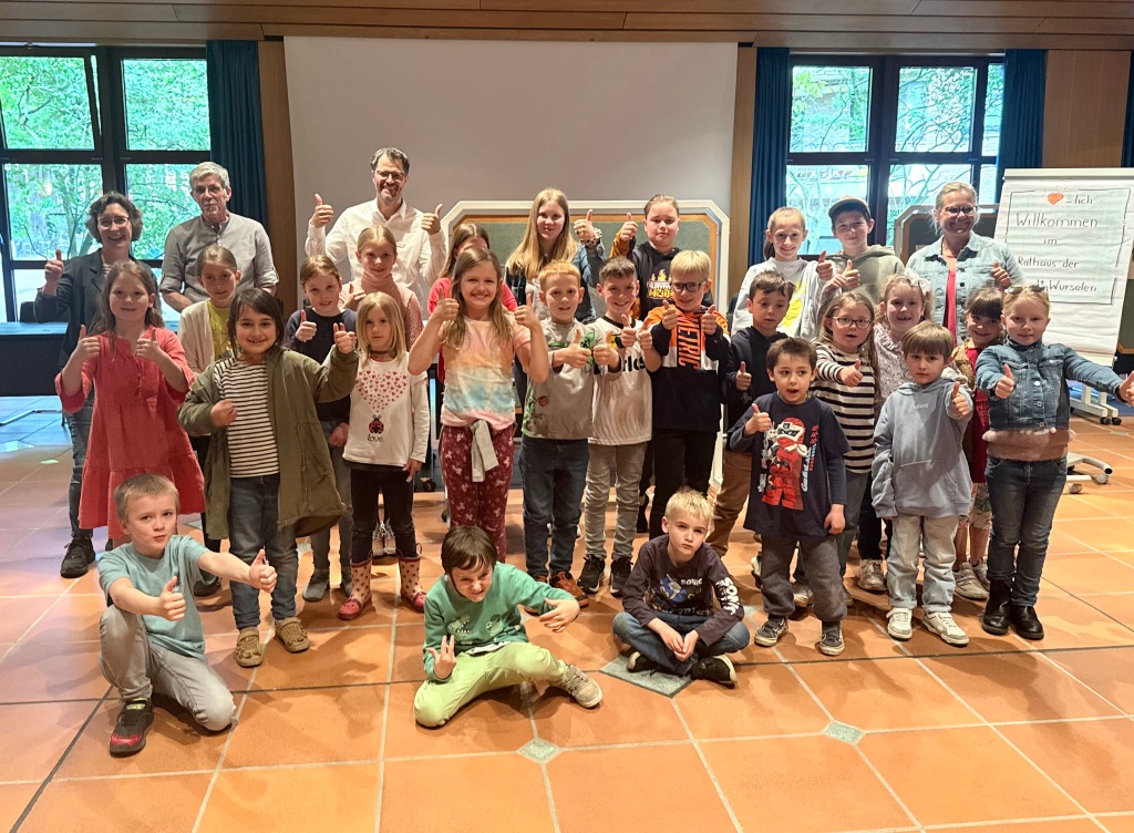 Kinder und Mitarbeiter:innen der Stadt Würselen.