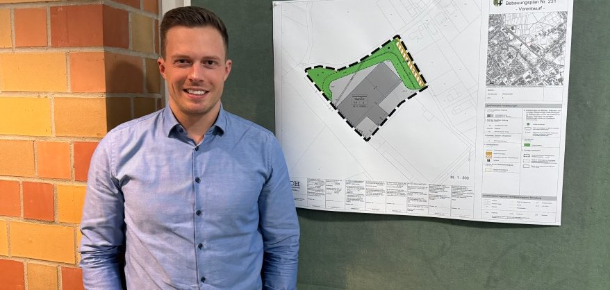 Planungsamtsleiter Benjamin Gard vor den Plänen.