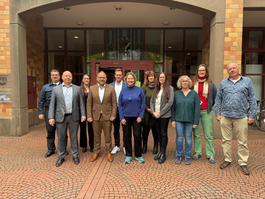 Teilnehmer:innen vor dem Rathaus.