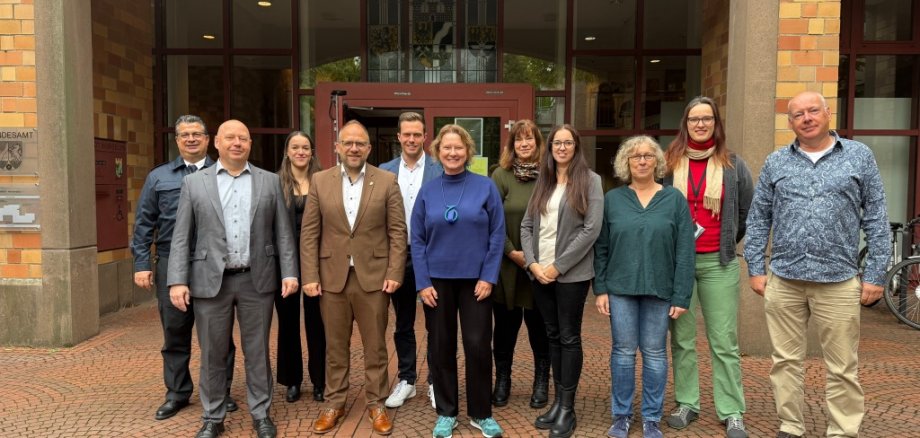 Teilnehmer:innen vor dem Rathaus.