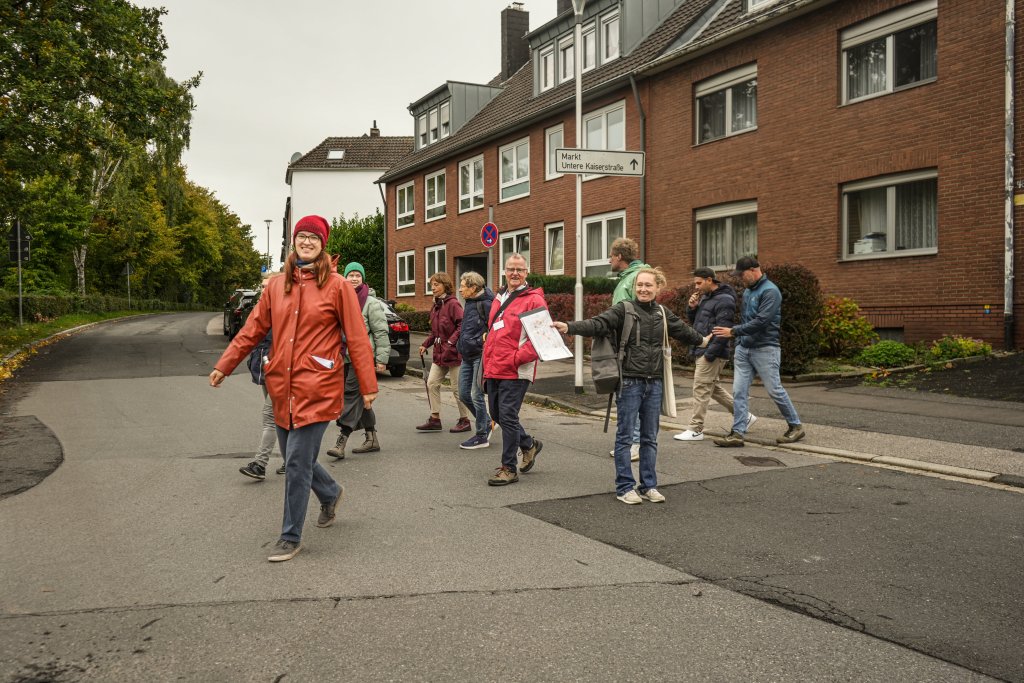 Fußgänger überqueren die Straße