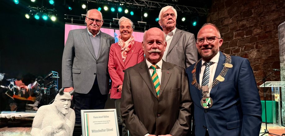 Bürgermeister, stellvertretende Bürgermeister und Hajo Bülles.