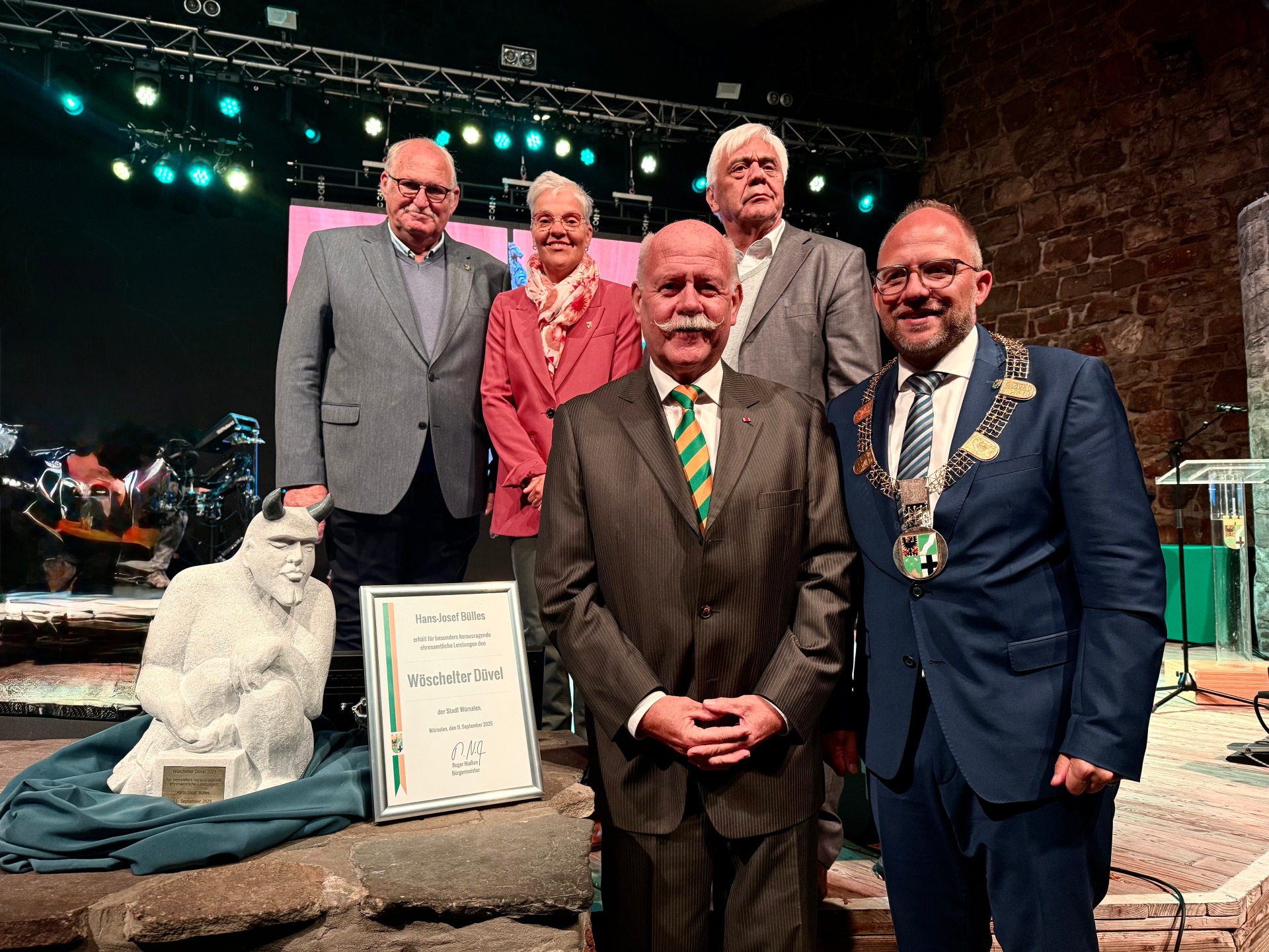 Bürgermeister, stellvertretende Bürgermeister und Hajo Bülles.