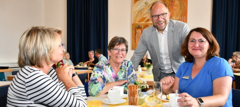 Seniorenfachkraft Katharina Wollziefer (re.) mit Bürgermeister Roger Nießen im Austausch mit Besucherinnen der Veranstaltungen.