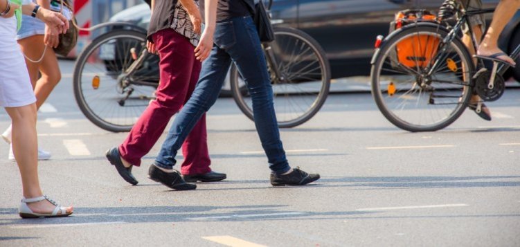 Menschen und Fahrrad auf Straße