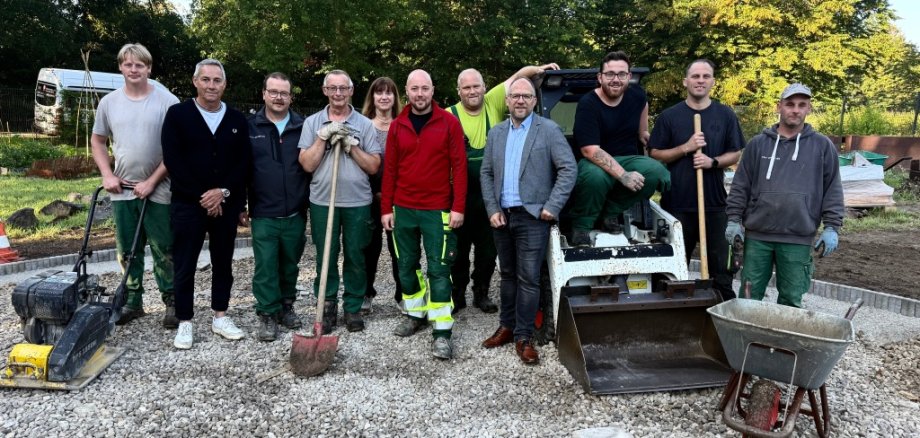 Immer gerne bei der Arbeit und gut gelaunt: Die Mitarbeitenden der Gartengruppe mit ihren Fachanleitern, Stephan Heinrichs und Oliver Rohner (3. und 6. v. l.) zeigen ihre geleisteten Arbeiten dem Betriebsleiter der CBW, Jochen Jung (2. v. l.), und Bürgermeister Nießen (4. v. r.).